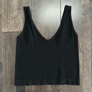 Black ribbed cropped tank